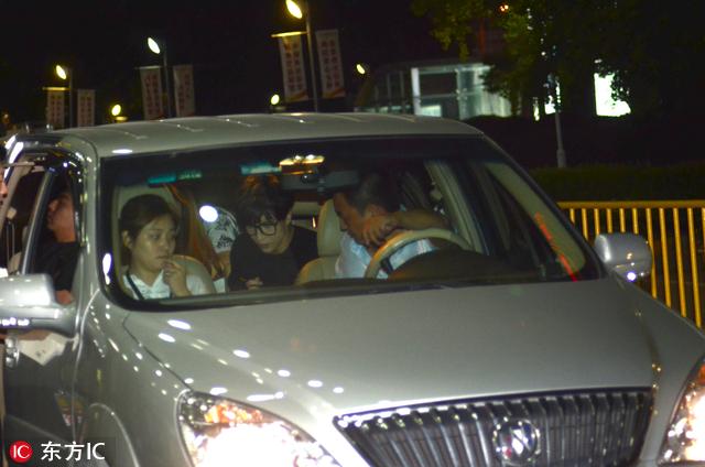 薛之谦获众人护送排场大 坐车内耐心签名超认真