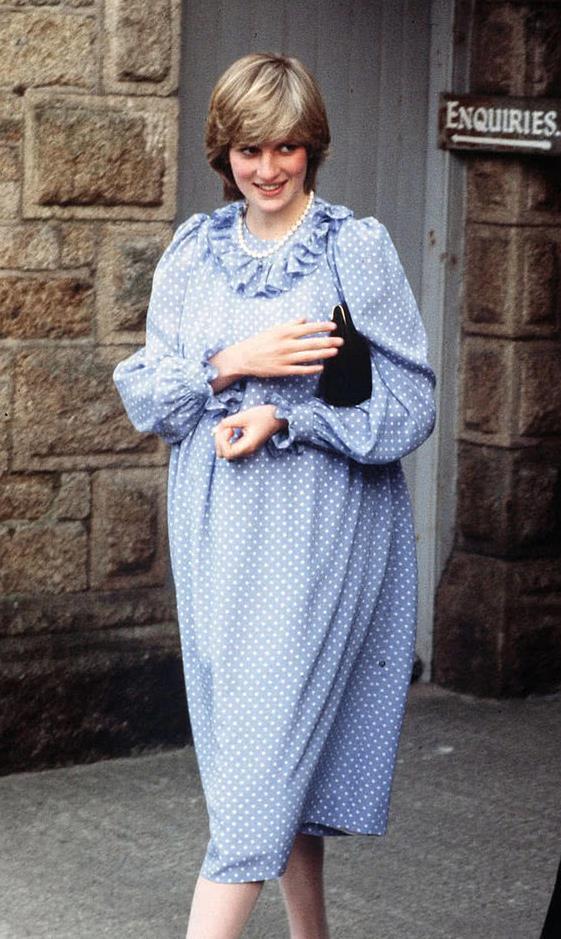 1985年,戴安娜穿着白色的长裙翩翩起舞,查尔斯却嫌弃她过于张扬