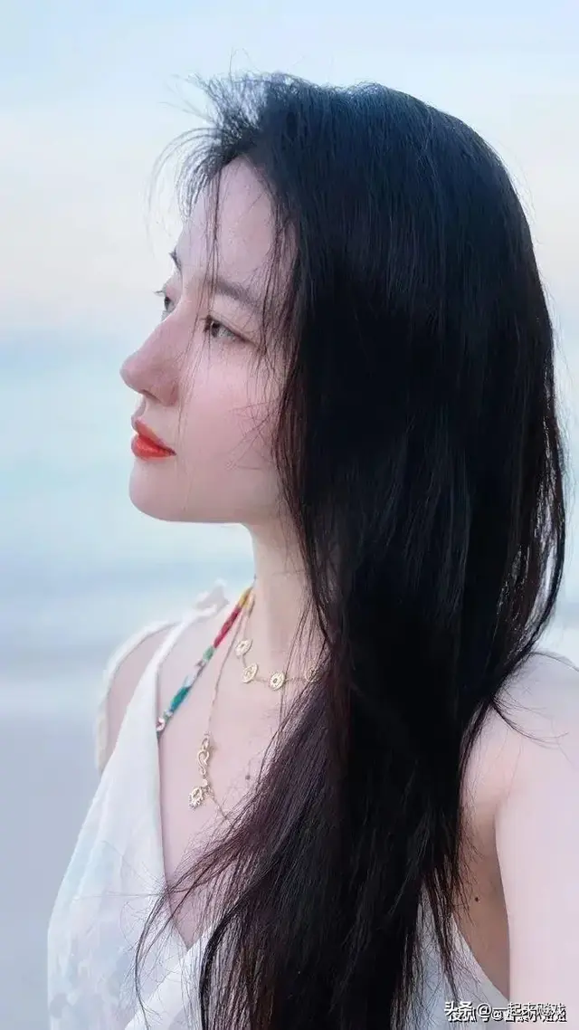 刘亦菲性感大红唇，她的颜值从未输过