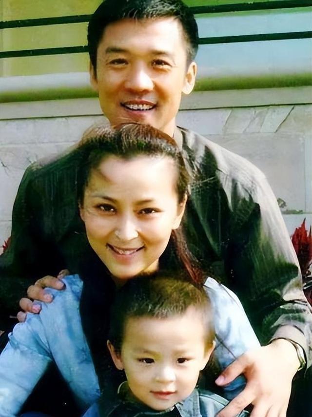 许云帆高大帅气，娶黄志忠前妻何音，将继子视如己出，婚后无儿女