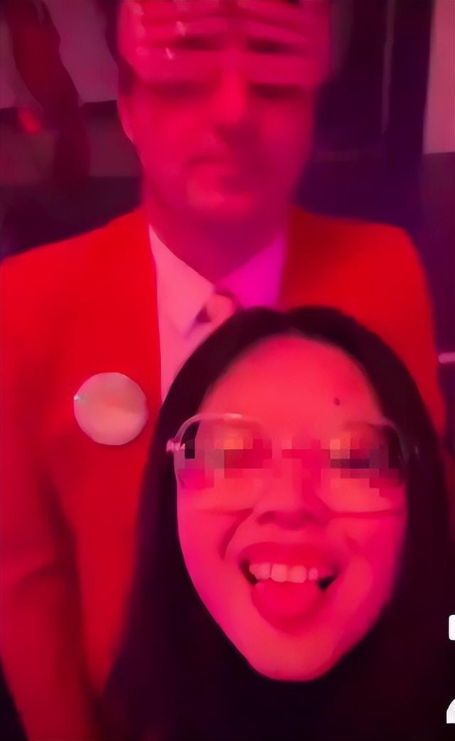 留学生账号曝光！大尺度自拍惹争议，国内校友发声讨论真相！