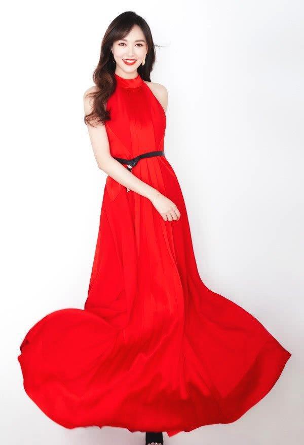 穿红裙的唐嫣太惊艳了，转身回眸的那一瞬间，是心动的感觉