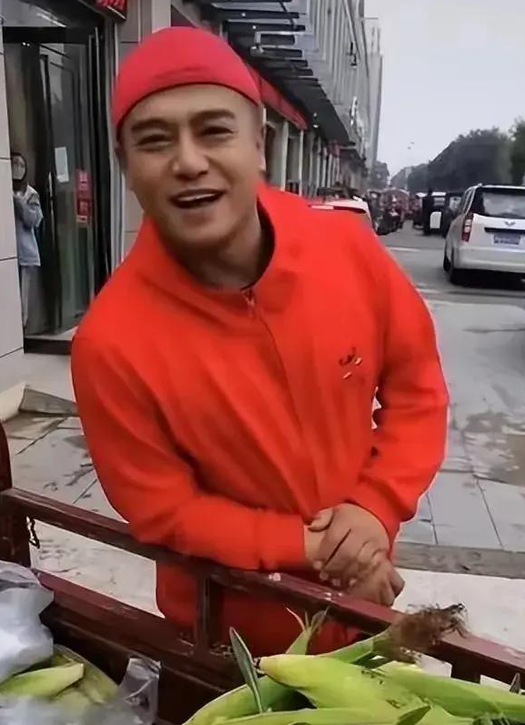 黑子：演过《打狗棍》的那图鲁，成名后不炒作没绯闻，娶芙蓉为妻