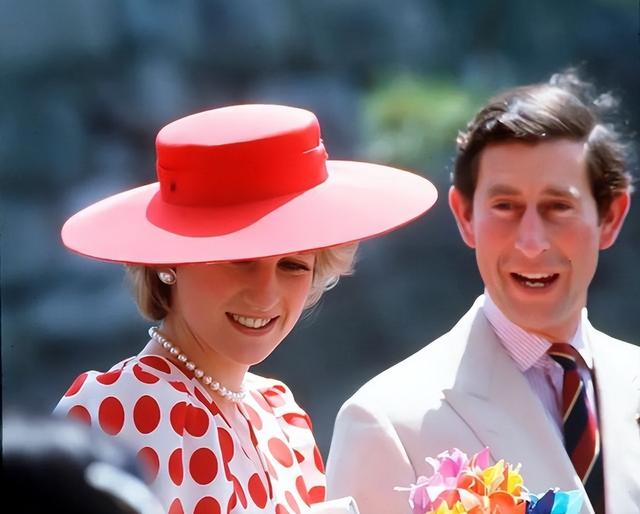 1985年,戴安娜穿着白色的长裙翩翩起舞,查尔斯却嫌弃她过于张扬