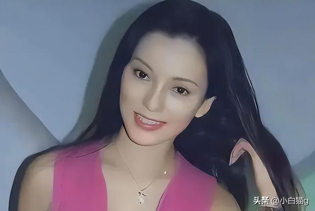 魔鬼身材彭丹，被称三级片“波神”，却转型为国际经济研究院院长