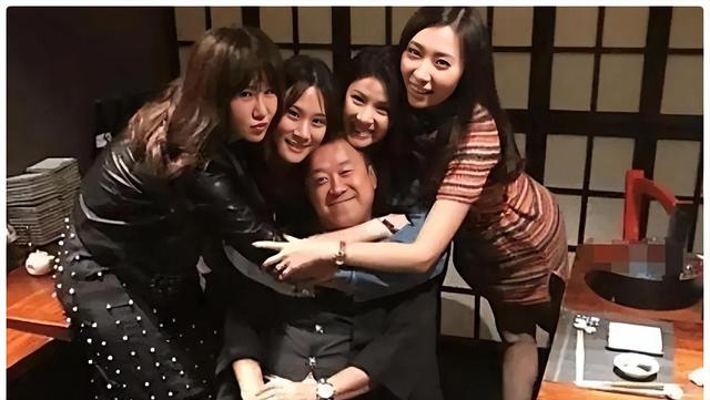 曾志伟的四个孩子：一个名导，一个败家，一个远嫁，一个50岁未婚