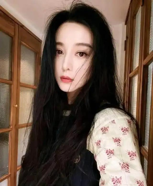 44 岁范冰冰素颜撸猫，红秋裤配卫衣在自家豪宅放飞自我