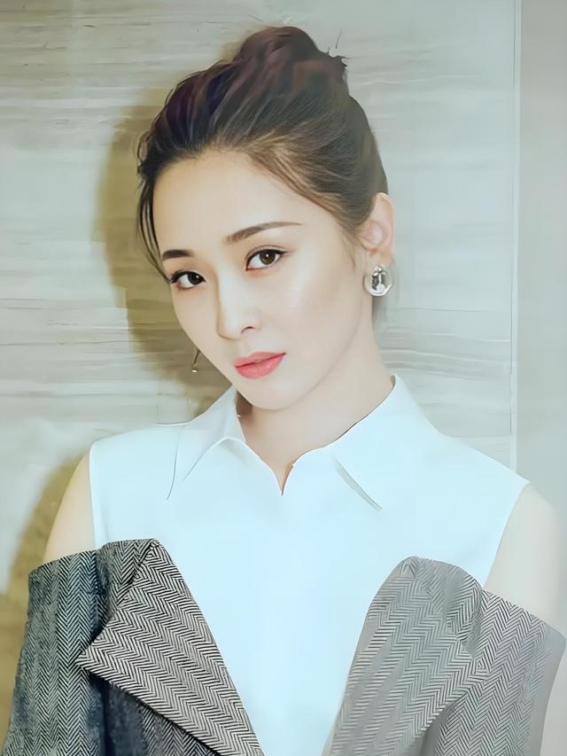 一夜成名的谋女郎”李曼，为何17年后仍被贴上“不温不火”标签？