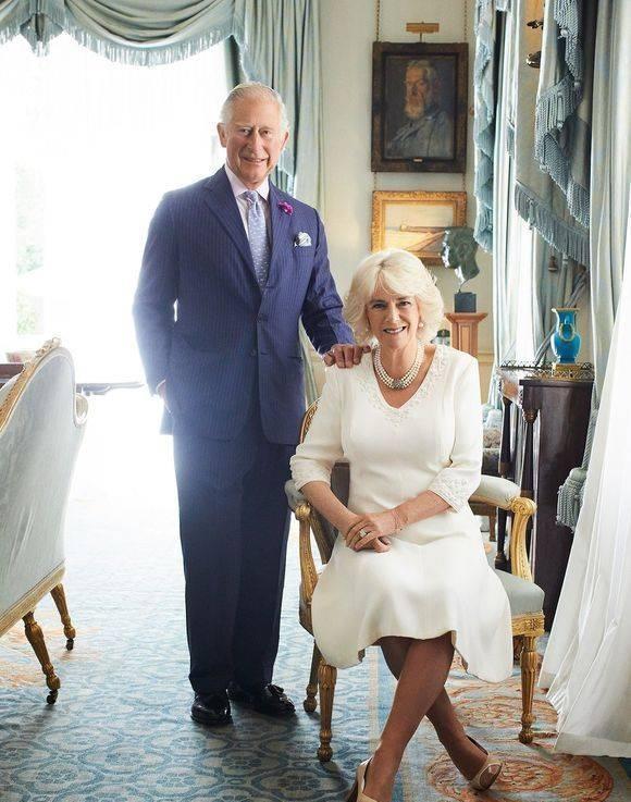 1985年,戴安娜穿着白色的长裙翩翩起舞,查尔斯却嫌弃她过于张扬