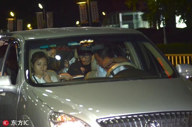薛之谦获众人护送排场大 坐车内耐心签名超认真