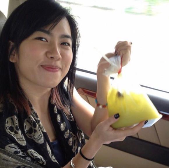 黎明女助手正式升级黎太，晒求婚及结婚钻戒，带三岁漂亮女儿出巡