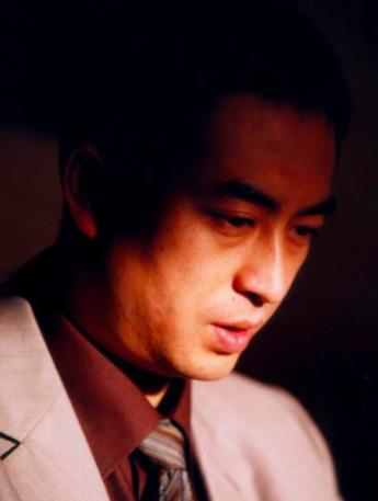 驼个背，抖个肩！张嘉译重新定义了什么叫萌大叔、什么叫真土豪