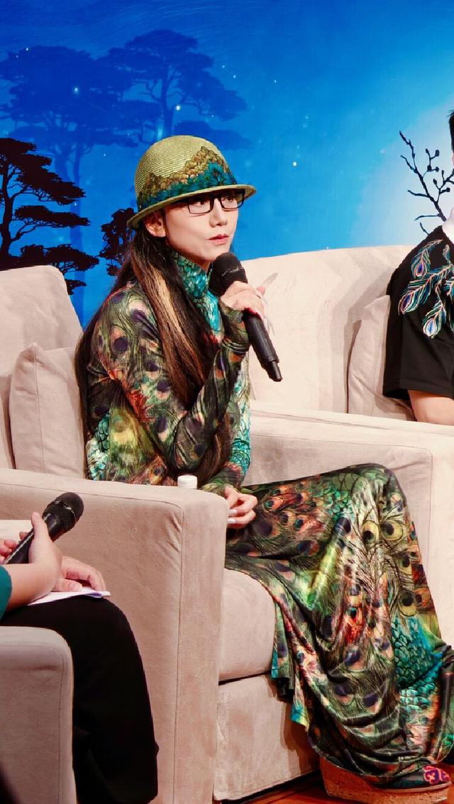 现场孔雀舞教学!杨丽萍率年轻舞者分享《孔雀》故事