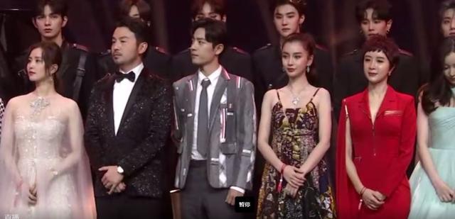 芭莎慈善夜明星大合照再现尴尬瞬间！无人敢站C位，主持人快急哭