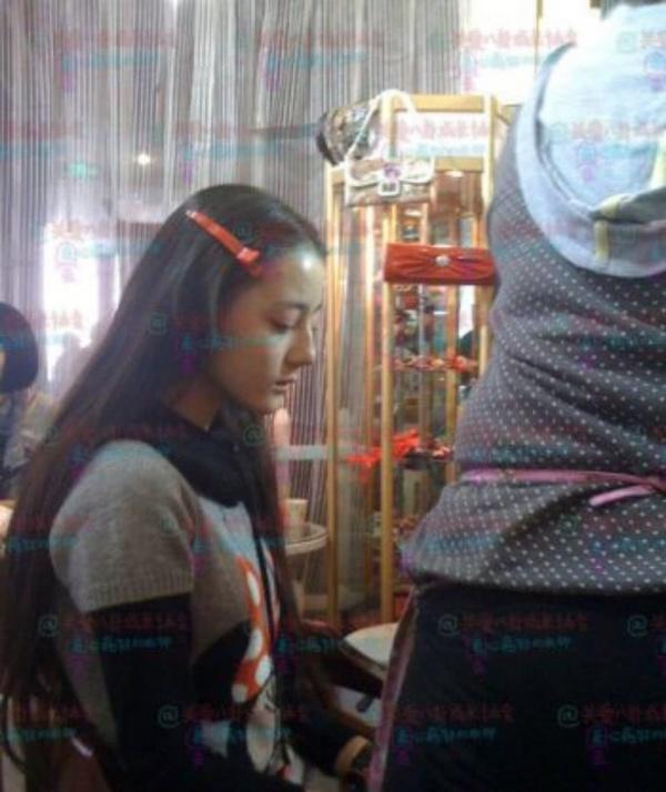 热巴与娜扎同框拍摄婚纱照，本以为相互之间不认识，关系却不一般