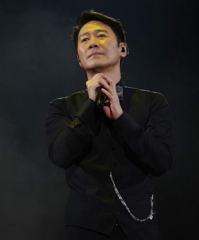 黎明女助手正式升级黎太，晒求婚及结婚钻戒，带三岁漂亮女儿出巡
