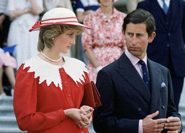 1985年,戴安娜穿着白色的长裙翩翩起舞,查尔斯却嫌弃她过于张扬