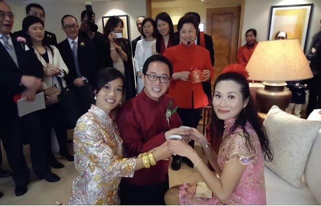 群星现身千亿富豪饭局,朱晨丽稳坐C位,曾被好姐妹爆料好事将近