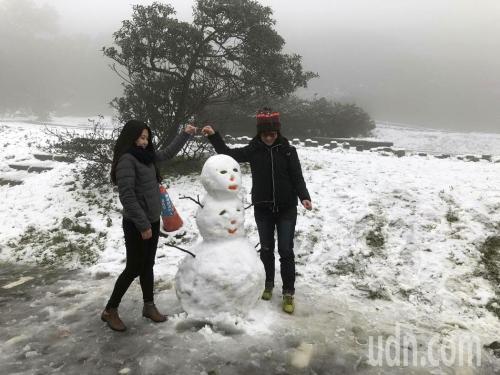台湾遇寒流阳明山降雪 民众上山赏雪兴奋不已(图)
