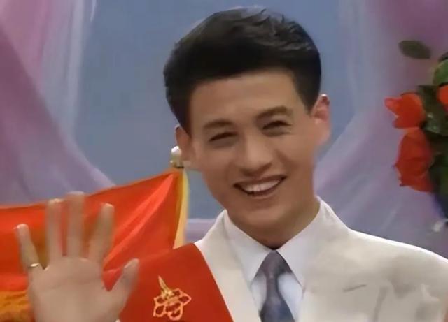 程前：与董卿同居6年，50岁再婚娶圈外娇妻，如今60岁大变模样