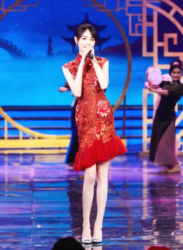 穿红裙的唐嫣太惊艳了，转身回眸的那一瞬间，是心动的感觉