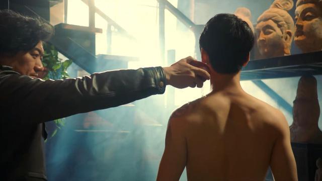 张起灵的麒麟纹身,预热显现,阿透在巴乃找到了染料配方