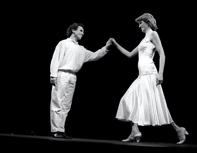 1985年,戴安娜穿着白色的长裙翩翩起舞,查尔斯却嫌弃她过于张扬