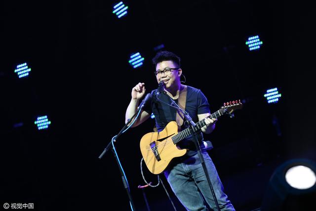 靠脸算什么实力才是王道！音乐鬼才陈奂仁现场秀一人乐队独特魅力