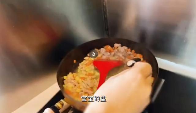 40岁谢娜给女儿们做菜,素颜状态好,生完二胎恢复佳,被夸好贤惠