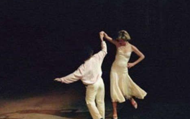 1985年,戴安娜穿着白色的长裙翩翩起舞,查尔斯却嫌弃她过于张扬