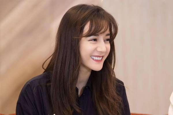 热巴与娜扎同框拍摄婚纱照，本以为相互之间不认识，关系却不一般