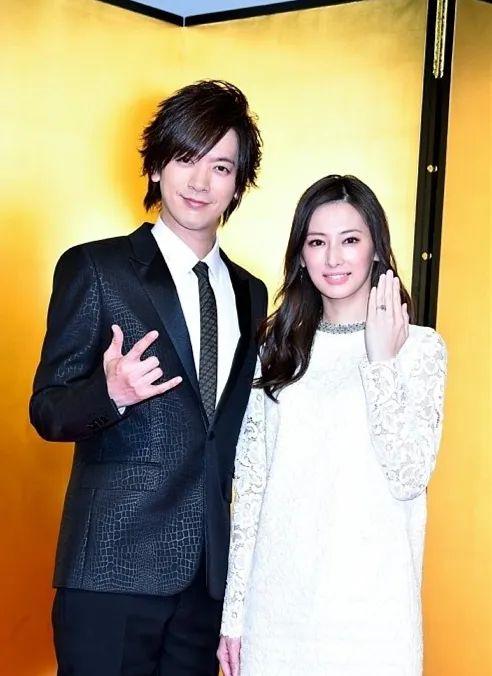 北川景子宣布怀上孩子，与老公被拍去寺庙祈祷