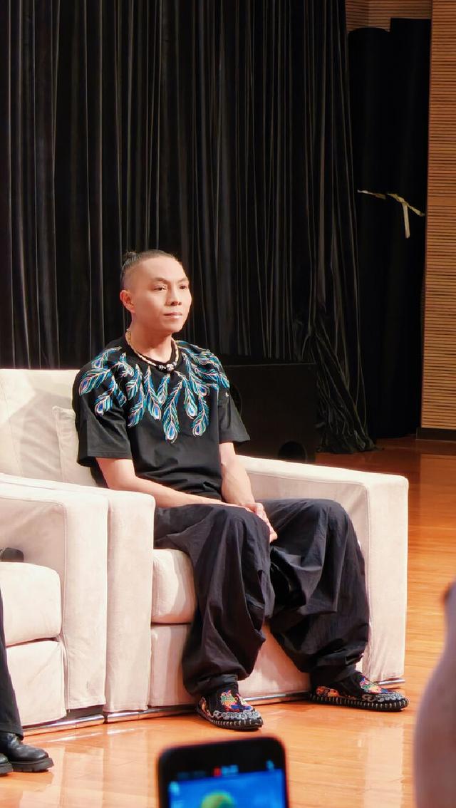 现场孔雀舞教学!杨丽萍率年轻舞者分享《孔雀》故事