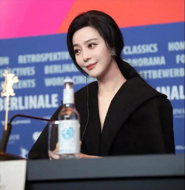 44 岁范冰冰素颜撸猫，红秋裤配卫衣在自家豪宅放飞自我