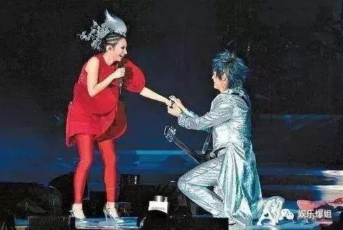 被退团后，飞儿乐队主唱Faye承认与男友分手，网友直呼心疼