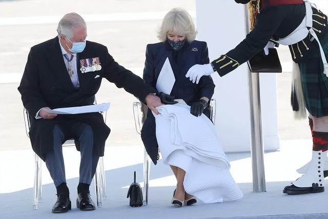 1985年,戴安娜穿着白色的长裙翩翩起舞,查尔斯却嫌弃她过于张扬