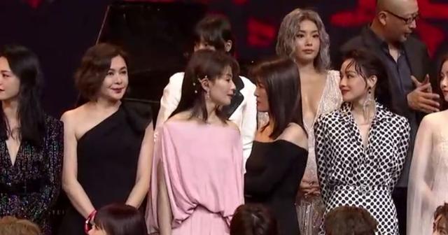 芭莎慈善夜明星大合照再现尴尬瞬间！无人敢站C位，主持人快急哭