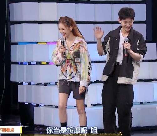 183白敬亭跟166张雨绮同台,摸头、捧脸很甜蜜,身高差最萌