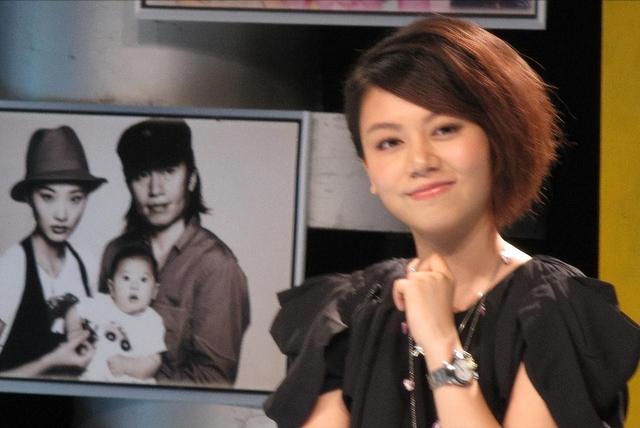 “知名主持”携父母定居美国，“模样美丽”，已嫁富豪生二胎