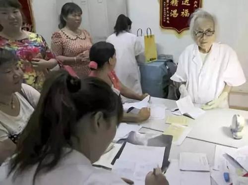 “仁医奶奶”胡佩兰，98岁高龄仍坐诊，从医70年从不开超百元药方