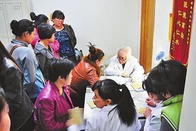 “仁医奶奶”胡佩兰，98岁高龄仍坐诊，从医70年从不开超百元药方