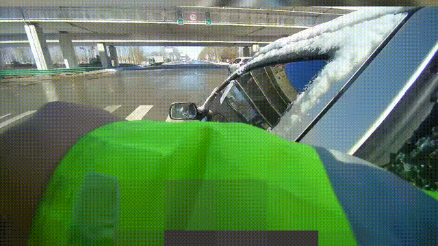 破窗！他用一双“血手”，救回一个25岁的年轻人