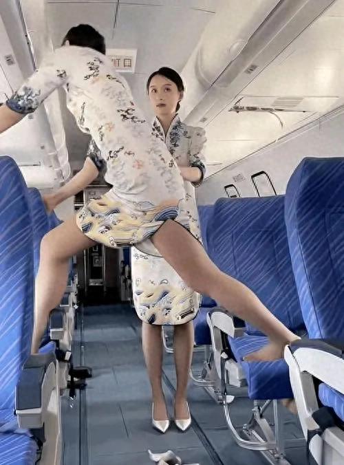为啥飞机上空姐都要穿黑丝呢？