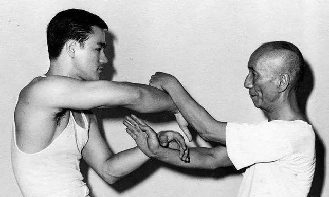 揭秘:武术宗师叶问到底教了李小龙什么?