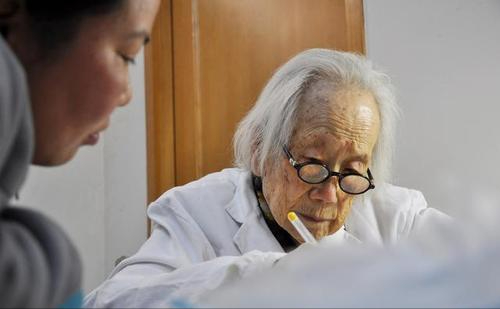“仁医奶奶”胡佩兰，98岁高龄仍坐诊，从医70年从不开超百元药方