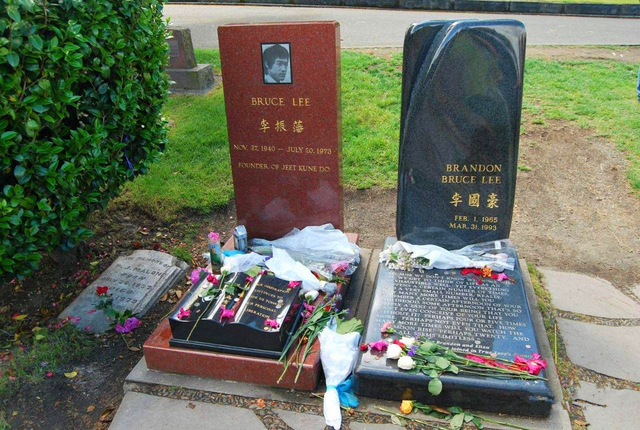 美国李小龙墓地：儿子陪伴在他旁边，墓碑前刻着12个字，令人深思