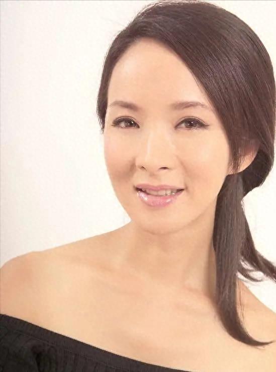 50岁演员谢兰被曝定居美国，低调回国近照变化大，脸泛油光不对称