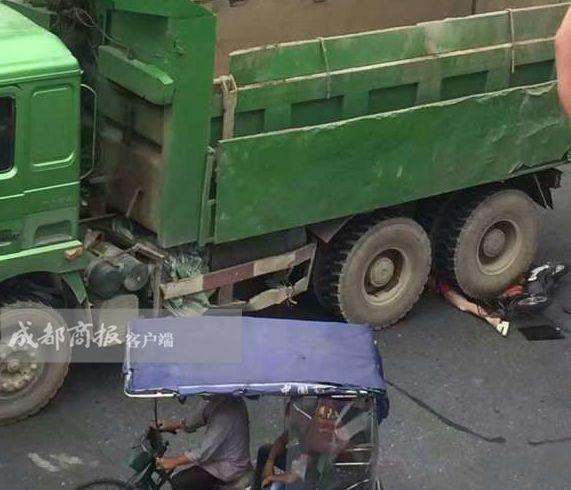 好惨!绵阳一妇女骑电动车大货车前左转弯,被货车前后轮碾压身亡