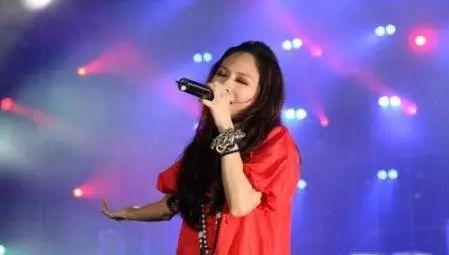 被退团后，飞儿乐队主唱Faye承认与男友分手，网友直呼心疼