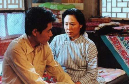 《香魂女》13岁圆房，沦为丈夫和情人泄欲的工具：女人的隐痛